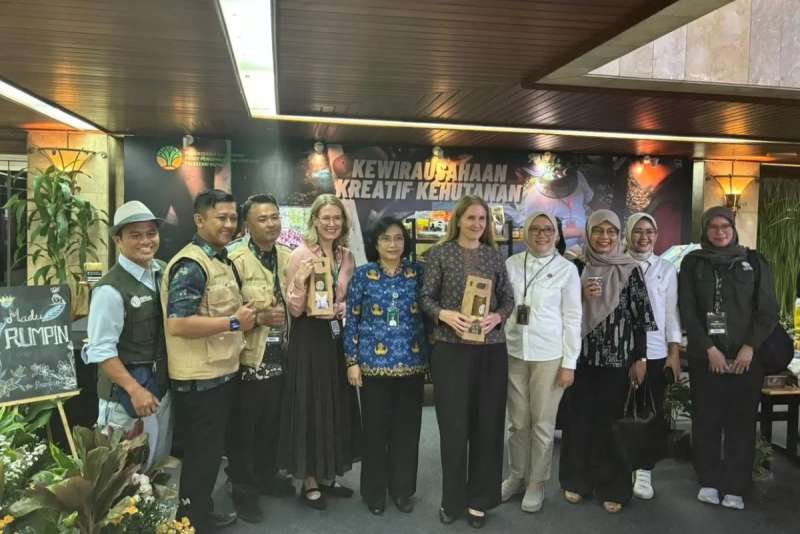Mahasiswa ITB Vinus Bogor Kenalkan Produk Madu Binaan Kementerian Kehutanan kepada Kedubes Norwegia
